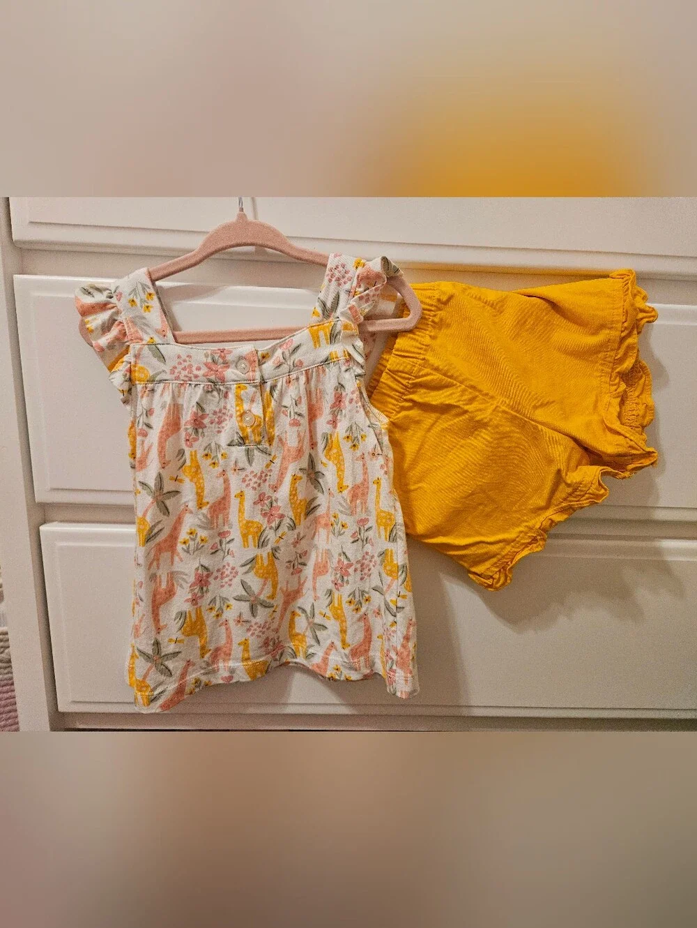 Carter's Giraffe print top & ruffle short set- size 24m